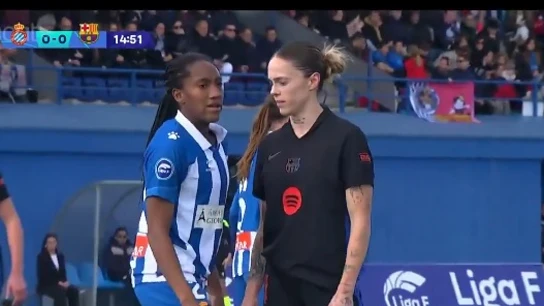 Polémica por el gesto de Mapi León tocando los genitales a Daniela Caracas, jugadora del Espanyol Polémica por el gesto de Mapi León tocando los genitales a Daniela Caracas, jugadora del Espanyol