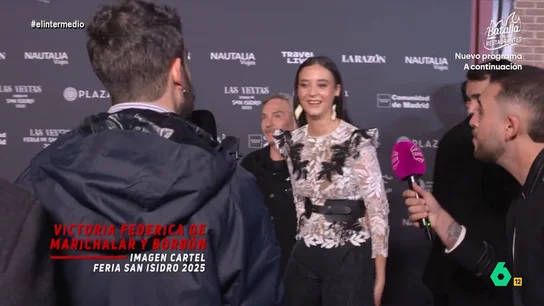 El encuentro de Victoria Federica con Isma Juárez: "Ha estado a punto de contestarme hasta que ha visto el cubilete" Isma Juárez ha acudido a la presentación del cartel de la Feria de San Isidro 2025, protagonizado por la sobrina de Felipe VI. La influencer ha generado un gran revuelo a su llegada al evento.