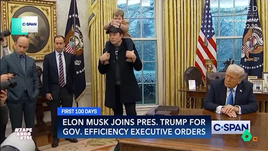 'X', el hijo de Elon Musk, la 'lía' en la Casa Blanca: "Se está jugando quedarse sin su paga de 300 millones de dólares" El pequeño no ha podido evitar imitar los gestos de su padre o hablar mientras el multimillonario explica una nueva orden ejecutiva frente a la prensa, lo que ha provocado un divertido momento ante las cámaras.