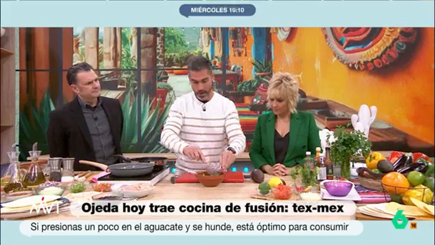 Pablo Ojeda prepara unos nachos con guacamole saludables: "Si no lo haces en tu casa es porque no quieres" El nutricionista enseña cómo elaborar un delicioso guacamole acompañado de unos sencillos nachos caseros que se hacen en poco más de 8 minutos. Descubre la receta completa en el vídeo principal.