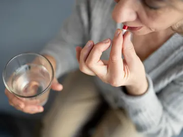 Una mujer se toma medicamentos Una mujer se toma medicamentos