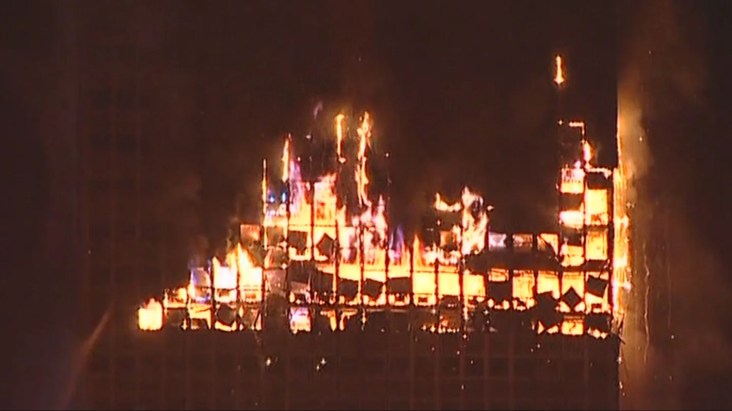 20 años del incendio del Windsor, un misterio que sigue ardiendo 20 años del incendio del Windsor, un misterio que sigue ardiendo