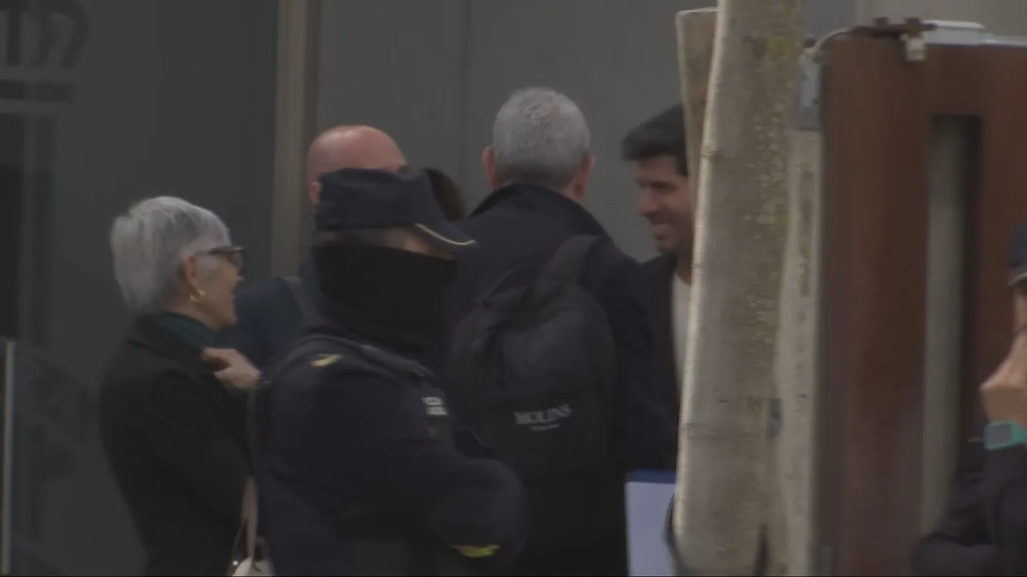 Luis Rubiales y Albert Luque, de risas a su salida del juzgado. Luis Rubiales y Albert Luque, de risas a su salida del juzgado.