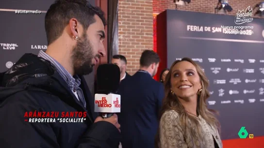 Así responde una reportera a Isma Juárez cuando le dice que tiene ganas de quedarse calvo Durante la llegada de personalidades a la presentación del cartel de la Feria de San Isidro 2025 en Las Ventas, Isma Juárez mantiene en este vídeo un divertido debate sobre peluquería con una reportera de la "competencia".