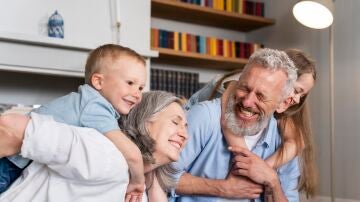 Abuelos y nietos felices