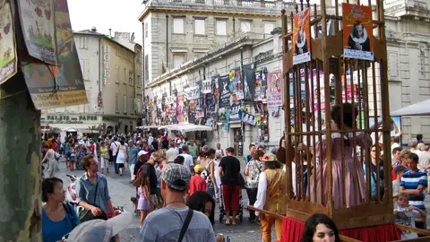 Festival de Aviñón Añadir tema 4 ⁄ 5 Más detalles Calle de Aviñón en las fiestas del 14 de julio de 2010, durante el festival Festival de Aviñón Añadir tema 4 ⁄ 5 Más detalles Calle de Aviñón en las fiestas del 14 de julio de 2010, durante el festival
