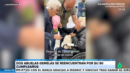 Dos abuelas gemelas se reencuentran por su 90 cumpleaños después de pasar 29 años separadas  Dos abuelas gemelas se reencuentran por su 90 cumpleaños después de pasar 29 años separadas