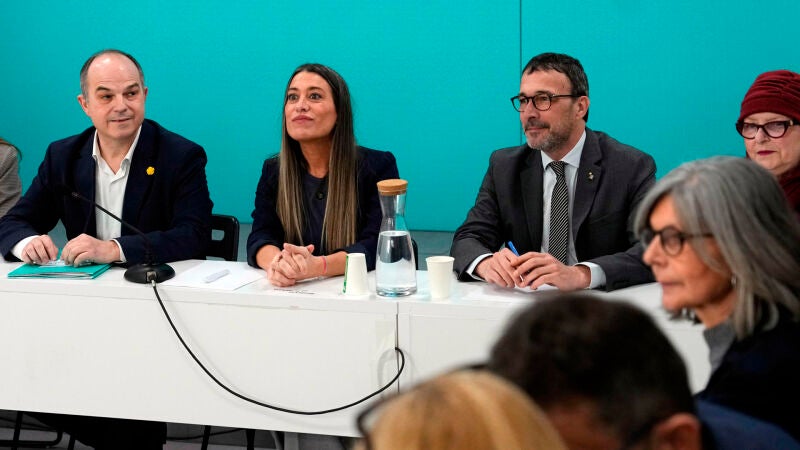 El secretario general de Junts, Jordi Turull, junto a la vicepresidenta, Miriam Nogueras, y el portavoz Josep Rius