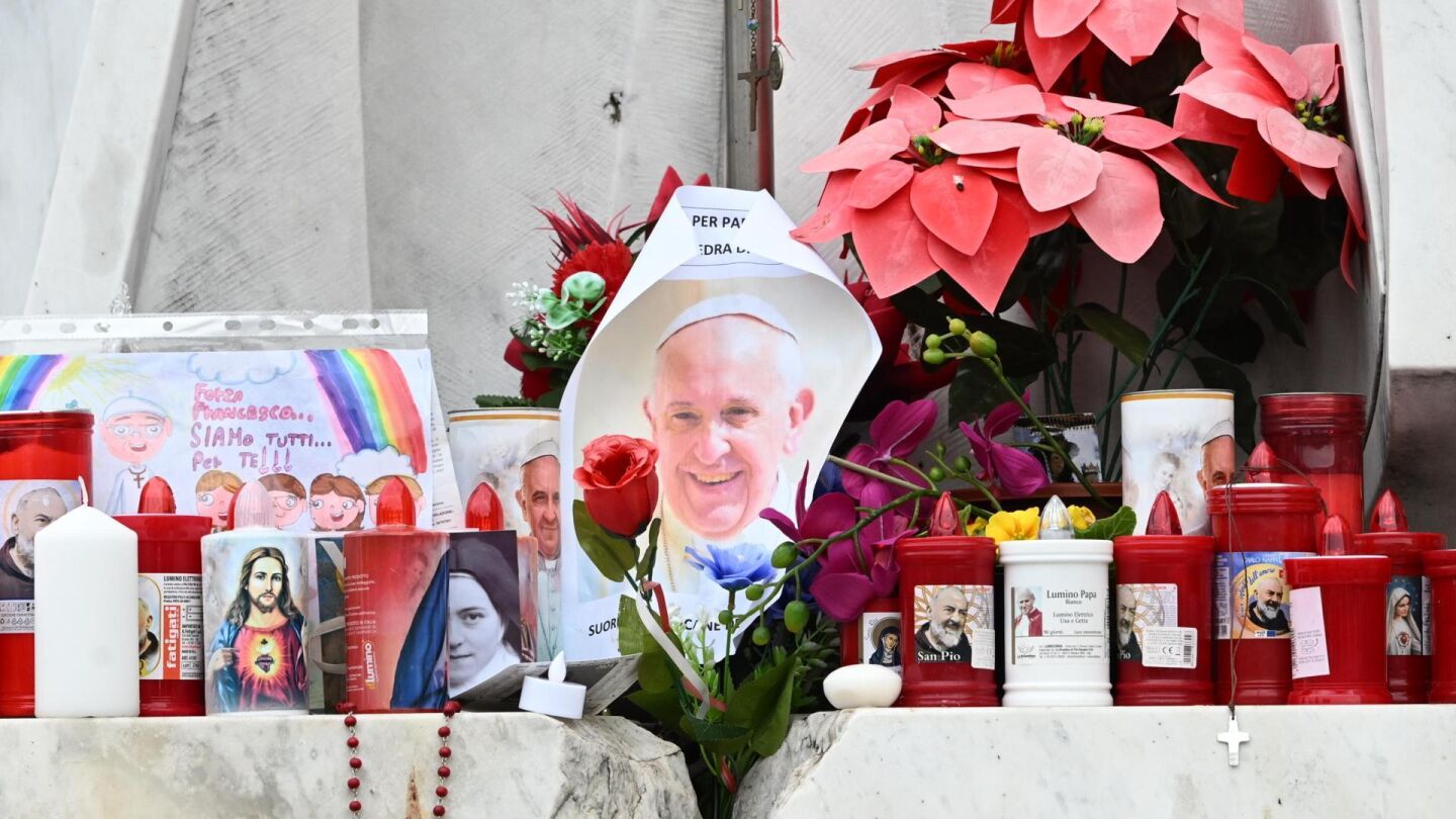 Colocan velas y mensajes a los pies de la estatua del fallecido Papa Juan Pablo II.