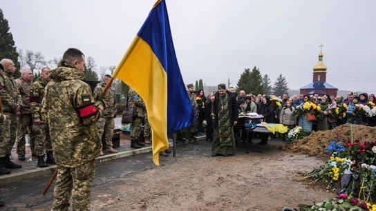 Funeral de un militar ucraniano en abril de 2022, al principio de la guerra.  Funeral de un militar ucraniano en abril de 2022, al principio de la guerra.