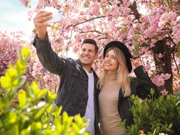 Una pareja haciéndose un selfie Una pareja haciéndose un selfie