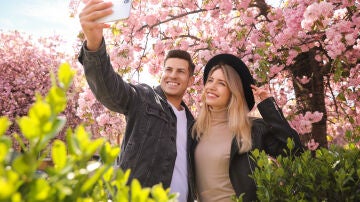 Una pareja haciéndose un selfie