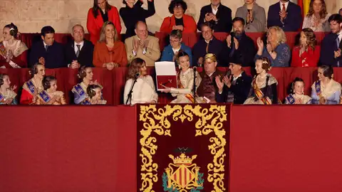 La Fallera Mayor de Valencia, recibe las llaves de la ciudad de manos de la alcaldesa, María José Catalá (c-i) en un momento de ´La Crida´, evento en el que queda inaugurado oficialmente el periodo de festejos falleros del año, que se ha celebrado hoy domingo en Valencia La Fallera Mayor de Valencia, recibe las llaves de la ciudad de manos de la alcaldesa, María José Catalá (c-i) en un momento de ´La Crida´, evento en el que queda inaugurado oficialmente el periodo de festejos falleros del año, que se ha celebrado hoy domingo en Valencia