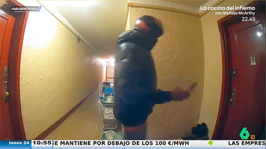 Un repartidor aprovecha la entrega del paquete para robar las zapatillas de un vecino Un repartidor aprovecha la entrega del paquete para robar las zapatillas de un vecino