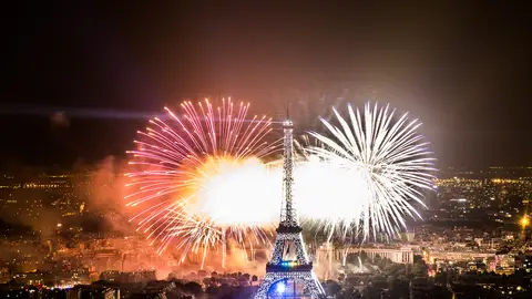 Fuegos artificiales en la Torre Eiffel el Día de la Bastilla Fuegos artificiales en la Torre Eiffel el Día de la Bastilla