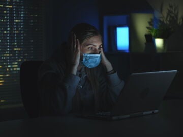 Mujer preocupada leyendo en internet