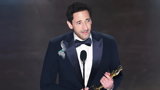 Adrien Brody recogiendo su premio Oscar a mejor actor en 2025. Adrien Brody recogiendo su premio Oscar a mejor actor en 2025.
