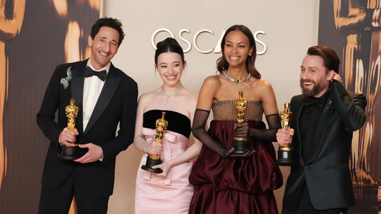Ganadores de los Premios Oscar 2025: lista completa con los premiados de cada categoría. Adrien Brody, Mikey Madison, Zoe Saldaña y Kieran Culkin posan con sus premios Oscar 2025.