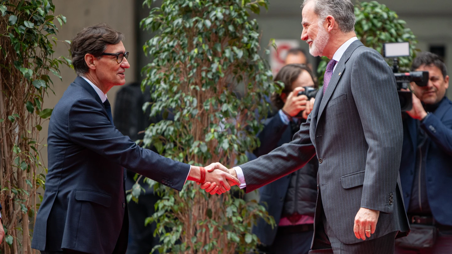 El Rey saluda a Salvador Illa en presencia de Pedro Sánchez en la inauguración del MWC. El Rey saluda a Salvador Illa en presencia de Pedro Sánchez en la inauguración del MWC.