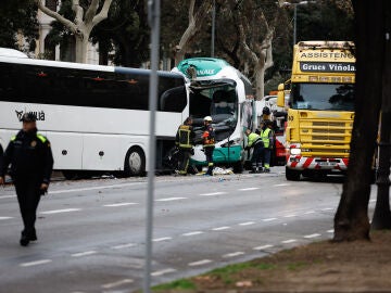 Vista del lugar del accidente en el que más de treinta personas han resultado heridas al chocar dos autocares en la avenida Diagonal de Barcelona