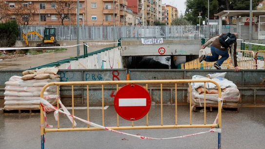Vista general del túnel de la Estación con el paso cerrado con sacos como medida preventiva ante las lluvias previstas en Valencia Vista general del túnel de la Estación con el paso cerrado con sacos como medida preventiva ante las lluvias previstas en Valencia