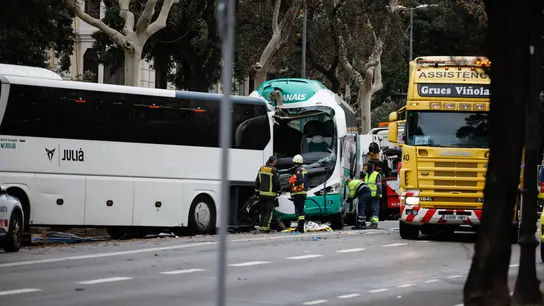 Vista del lugar del accidente tras el choque de dos autobuses en Barcelona Vista del lugar del accidente tras el choque de dos autobuses en Barcelona