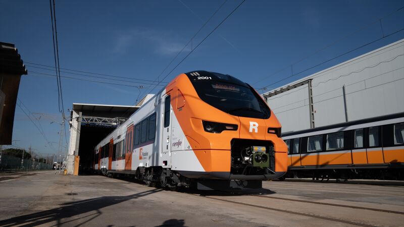  Un nuevo tren de Rodalies en la f&aacute;brica de Alstom.