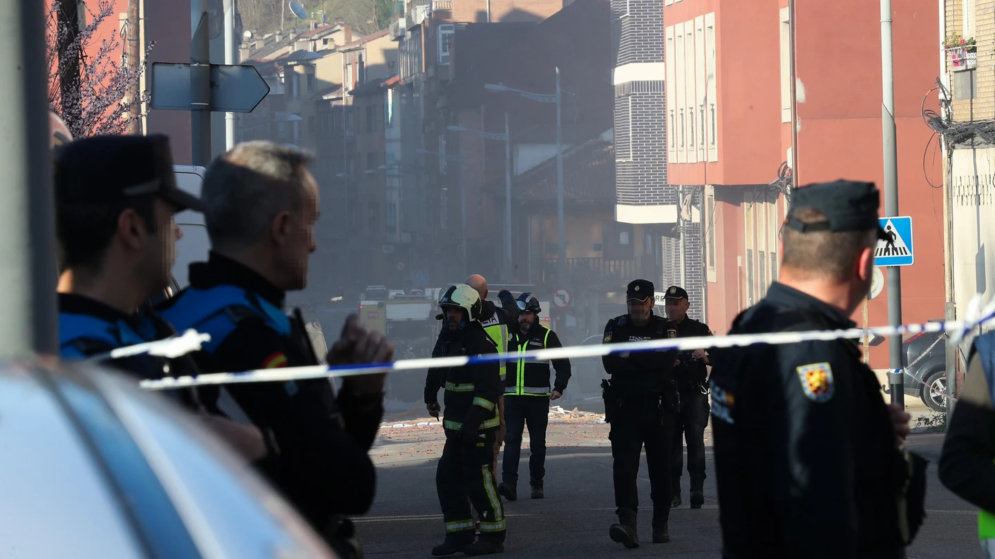 Al menos 18 heridos, tres de ellos graves, por una explosión de gas en un edificio de Mieres Al menos 18 heridos, tres de ellos graves, por una explosión de gas en un edificio de Mieres