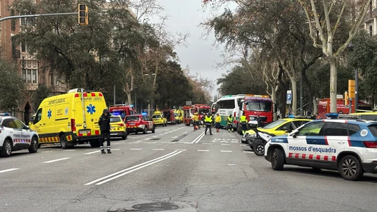 Choque de dos autocares en la avenida Diagonal de Barcelona, que ha causado más de 30 heridos, dos de ellos críticos. Choque de dos autocares en la avenida Diagonal de Barcelona, que ha causado más de 30 heridos, dos de ellos críticos.