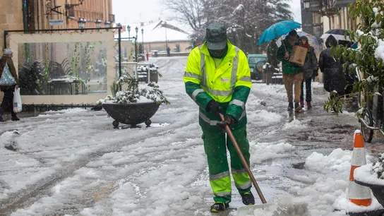 Varias comunidades autónomas en aviso amarillo por nieve, lluvias o fenómenos costeros. Un barrendero limpiando las aceras junto a al Palacio de los Condes de Gómara en Soria el 1 de marzo de 2025.