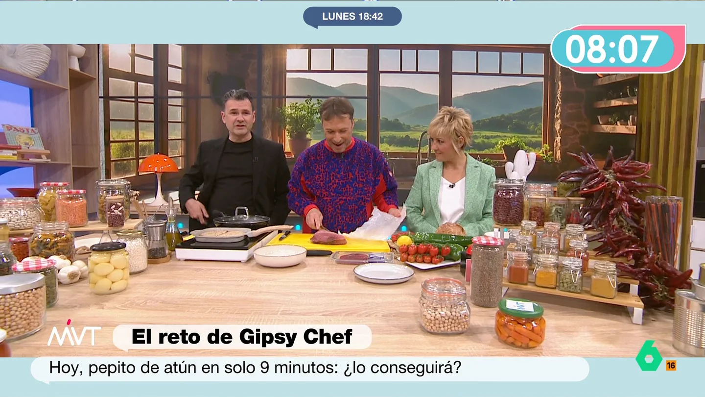 ¿Qué es el sangacho? Gipsy Chef explica cuál es esta parte del atún y por qué es tan apreciada El cocinero va a preparar un delicioso pepito de atún en tan solo nueve minutos. El chef aprovecha para explicar qué es el sangacho y porqué es una parte tan valorada de este pescado.
