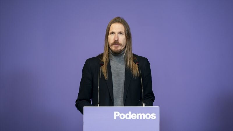El portavoz de Podemos Pablo Fernández durante una rueda de prensa, en la sede de Podemos, a 8 de enero de 2024