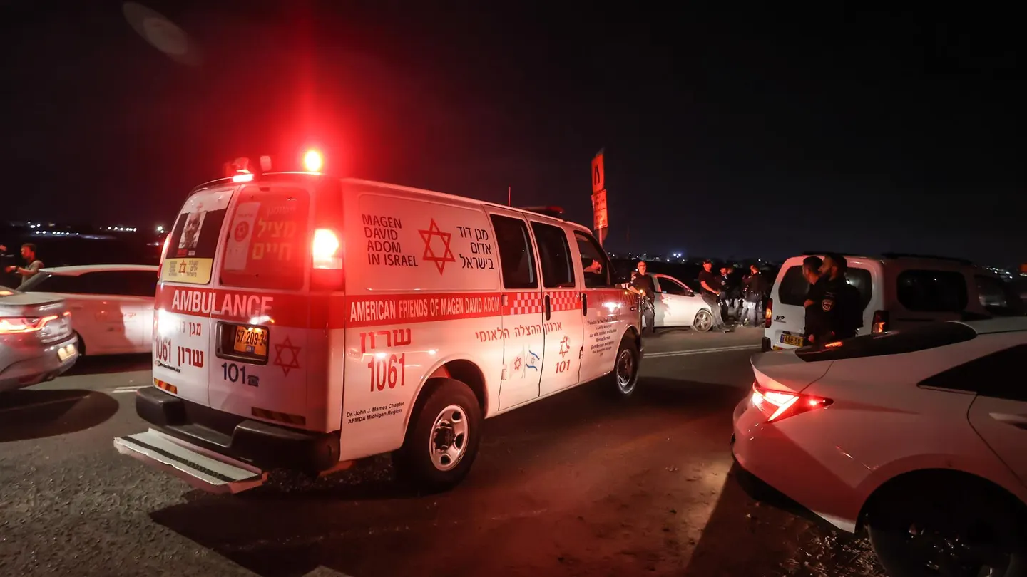 Una ambulancia de los servicios de emergencias en una foto de archivo Una ambulancia de los servicios de emergencias en una foto de archivo