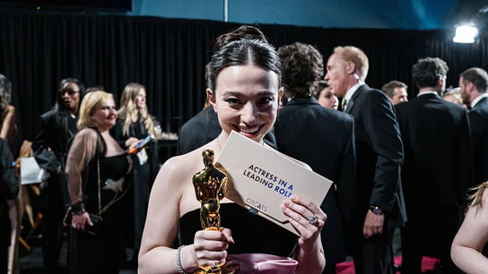 Mikey Madison en el backstage tras ganar su premio a Mejor actriz en los Premios Oscar 2025. Mikey Madison en el backstage tras ganar su premio a Mejor actriz en los Premios Oscar 2025.