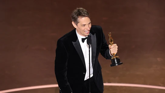 Sean Baker recoge su premio en la 97ª gala de los Premios Oscar de 2025. Sean Baker, director de 'Anora', recoge su premio en la 97ª gala de los Premios Oscar de 2025.