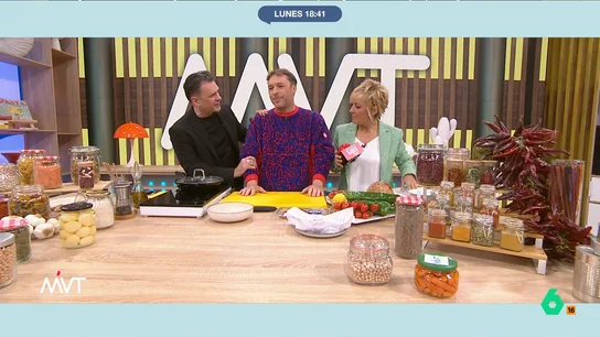 "Es una especie de revisión del uniforme de Spiderman": el 'dardo' de Iñaki López a Gipsy Chef por su jersey El presentador de Más Vale Tarde da comienzo a la sección del cocinero hablando del look que ha escogido el chef para cocinar en el programa. "Qué gozoso es para estos días de invierno", le dice López.