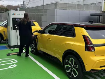 Coche eléctrico cargando Coche eléctrico cargando