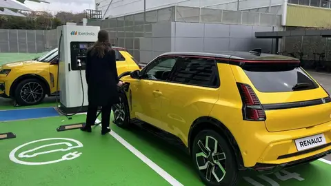 Coche eléctrico cargando Coche eléctrico cargando