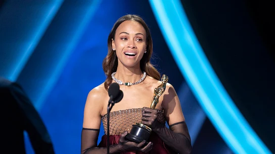 Zoe Saldaña recoge su premio Oscar a mejor actriz de reparto en 2025. Zoe Saldaña recoge su premio Oscar a mejor actriz de reparto en 2025.