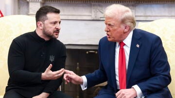 El presidente estadounidense, Donald Trump, habla con el presidente ucraniano Volodimir Zelenski