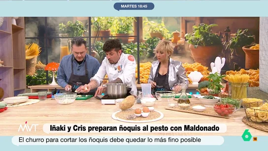 "Como nos vea un italiano vamos a tener un conflicto diplomático": el 'agobio' de Iñaki López mientras elabora ñoquis Carlos Maldonado ha ensañado a Cristina Pardo y a Iñaki cómo preparar unos deliciosos ñoquis al pesto. Esta popular pasta se caracteriza por tener unas estrías en su superficie y el cocinero ha enseñado cómo hacerlas de manera sencilla.