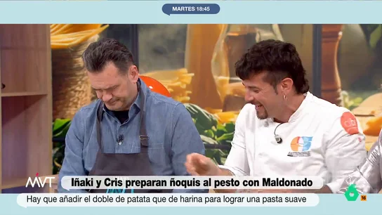 La divertida pregunta de Iñaki López sobre cómo debe dejar su masa: "¿Tamaño Nacho Vidal o más allá?" El cocinero prepara hoy unos ñoquis al pesto. Los presentadores de Más Vale Tarde preparan los ñoquis desde cero, elaborando la masa y después amasándola. No te pierdas el resultado en el vídeo principal.