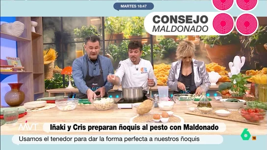 El chef Carlos Maldonado comparte su secreto para hacer que los ñoquis queden todavía más deliciosos El cocinero ha enseñado a Iñaki López y Cristina Pardo cómo elaborar ñoquis. Además de contarles el truco para saber cuándo están cocidos, también cuenta qué proceso lleva a cabo para elevar cualquier plato que lleve esta popular pasta italiana.