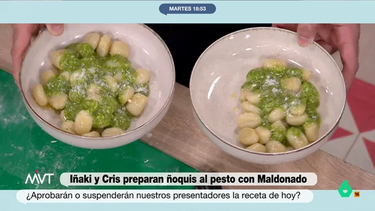 La receta de ñoquis al pesto del chef Carlos Maldonado, paso a paso Paso a paso El chef con estrella Michelín Carlos Maldonado llega desde su restaurante Raíces para darnos una clase de cocina: aprende con Iñaki y Cristina a cocinar unos riquísimos ñoquis al pesto.