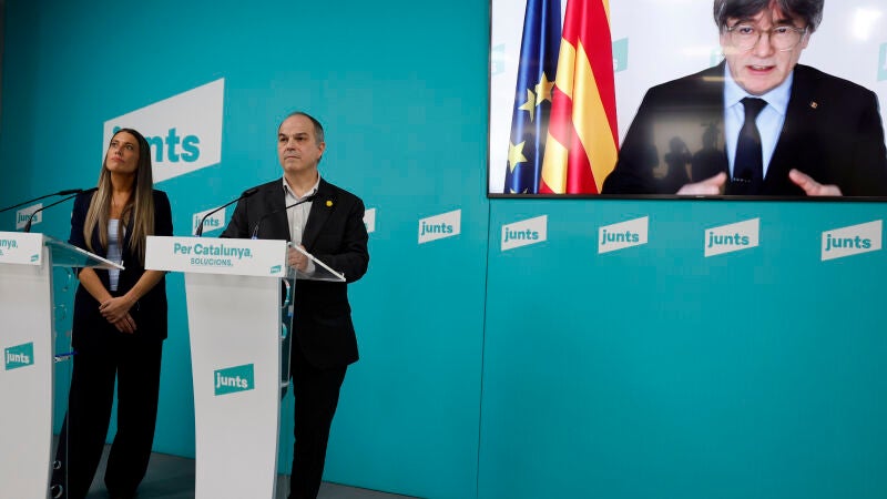 Jordi Turull y Miriam Nogueras, durante la rueda de prensa que han ofrecido este martes acompañados por el presidente del partido, Carles Puigdemont