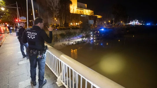 Bomberos y policías locales buscan a una persona que se ha precipitado al río Segura en Murcia  Bomberos y policías locales buscan a una persona que se ha precipitado al río Segura en Murcia