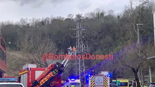 Dos menores resultan electrocutados tras subir a una torre de alta tensión en Usurbil (Gipuzkoa) Dos menores resultan electrocutados tras subir a una torre de alta tensión en Usurbil (Gipuzkoa)