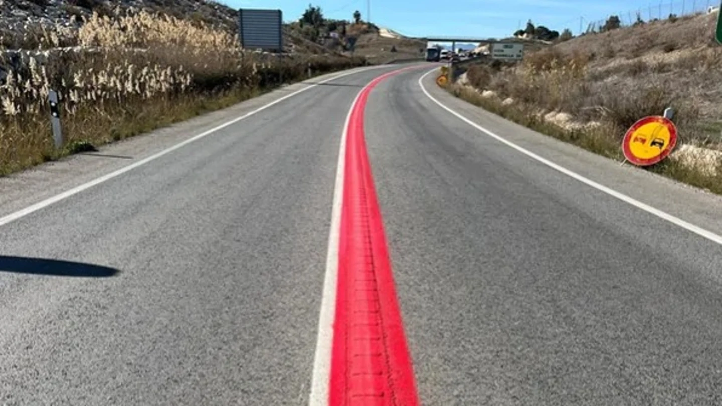 Línea roja en la carretera Línea roja en la carretera
