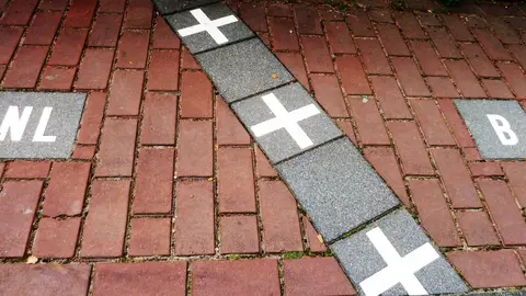 Calle de Baarle partida en dos entre Países Bajos y Bélgica Calle de Baarle partida en dos entre Países Bajos y Bélgica