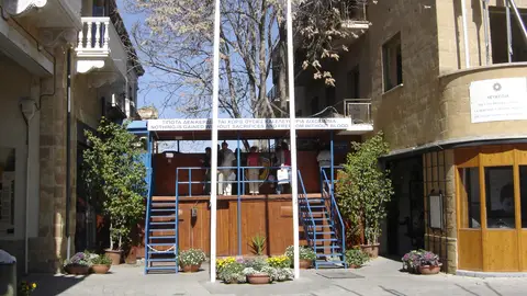 Calle de Nicosia partida en dos por la Línea Verde Calle de Nicosia partida en dos por la Línea Verde